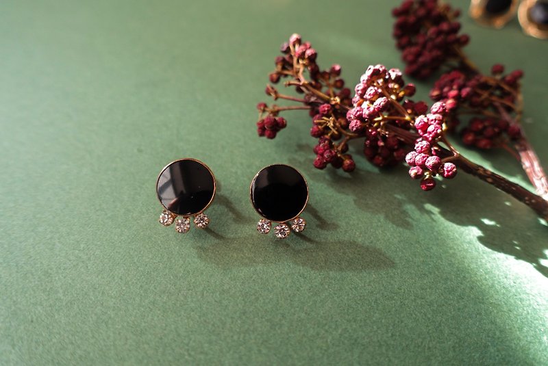 1950s American antique black onyx Van dell 12k gold clip earrings - Earrings & Clip-ons - Semi-Precious Stones Black