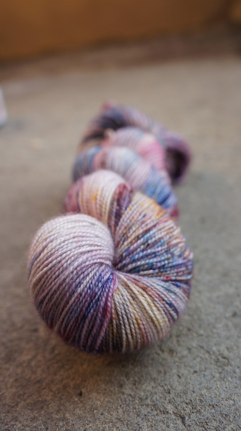 Hand dyed thread. Pearl shells. (BFL100% / HT) - เย็บปัก/ถักทอ/ใยขนแกะ - ขนแกะ 