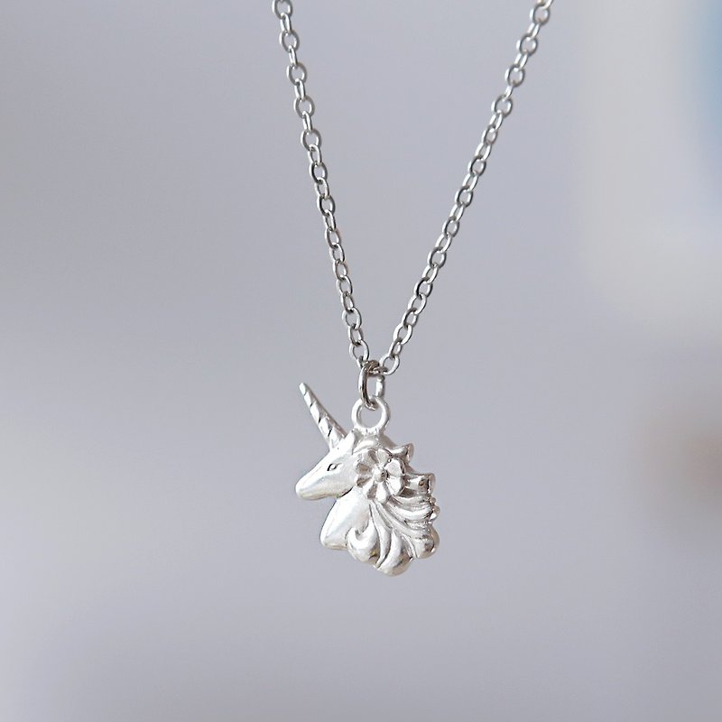 Unicorn Necklace, Unicorn Pendant, Unicorn Charm, Unicorn with tiny flower - สร้อยคอ - โลหะ สีเงิน