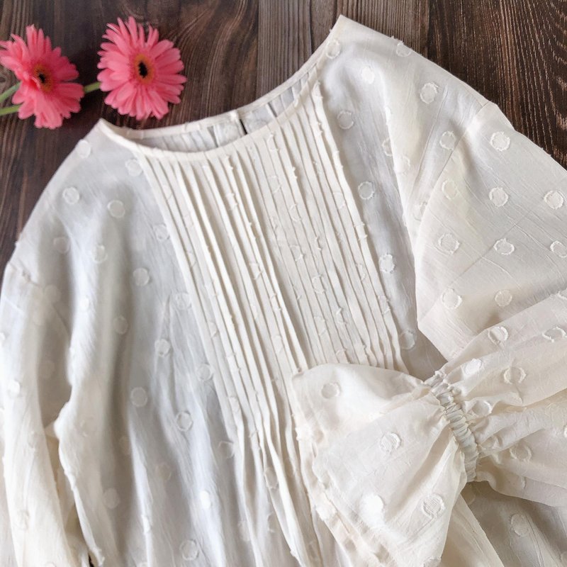 [Fast Shipping] Japanese pure cotton dotted textured fine pleated front and back two-wear pleated water-sleeved blouse top - เสื้อผู้หญิง - ผ้าฝ้าย/ผ้าลินิน ขาว