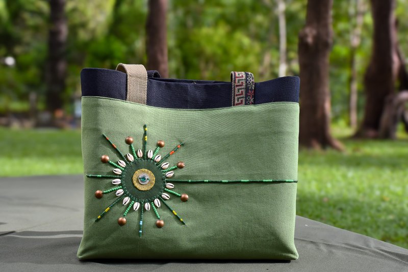 [Handmade Tote Bag Series-Green] Aboriginal Sun Totem - กระเป๋าถือ - ผ้าฝ้าย/ผ้าลินิน สีเขียว