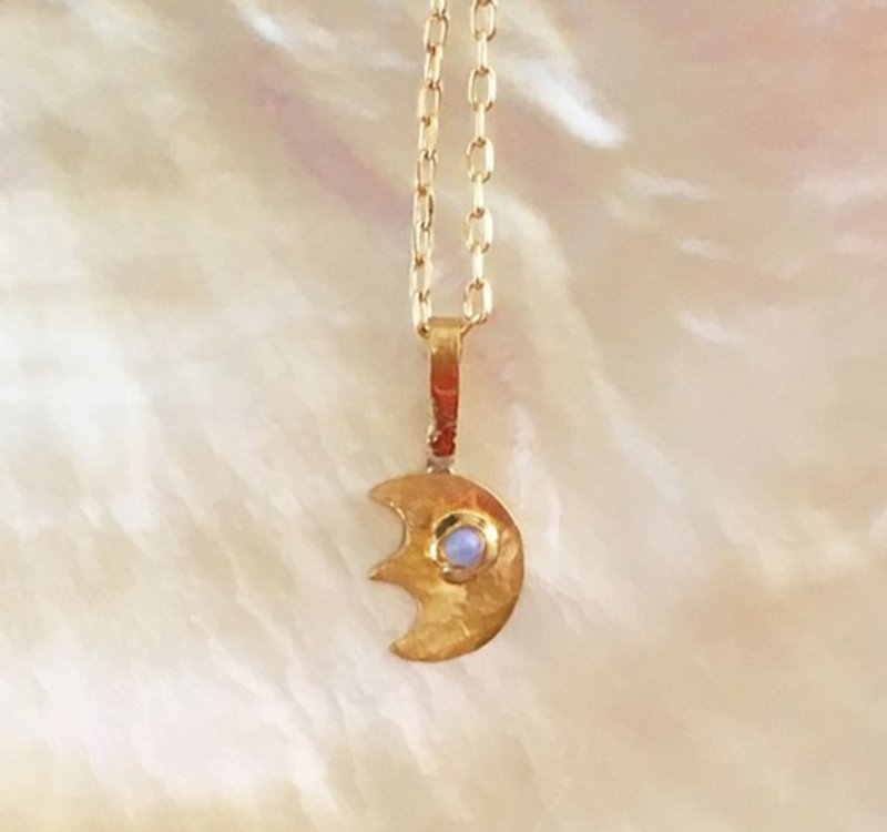 オパールの瞳  純金の小さな三日月ペンダントトップ K24 Crescent+Opal Pendant Top - 項鍊 - 其他金屬 