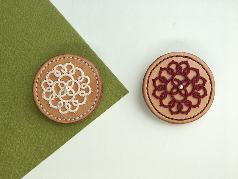 Circle biscuit – tatted lace leather brooch/tatting/lace/leather/brooch - เข็มกลัด - หนังแท้ ขาว