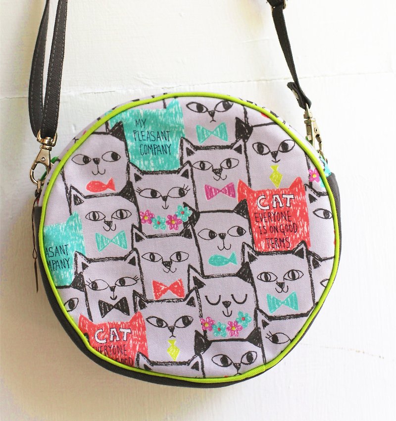 Handmade Handmade. Japanese linen small round bag. Color cat side backpack - กระเป๋าแมสเซนเจอร์ - ผ้าฝ้าย/ผ้าลินิน สีแดง