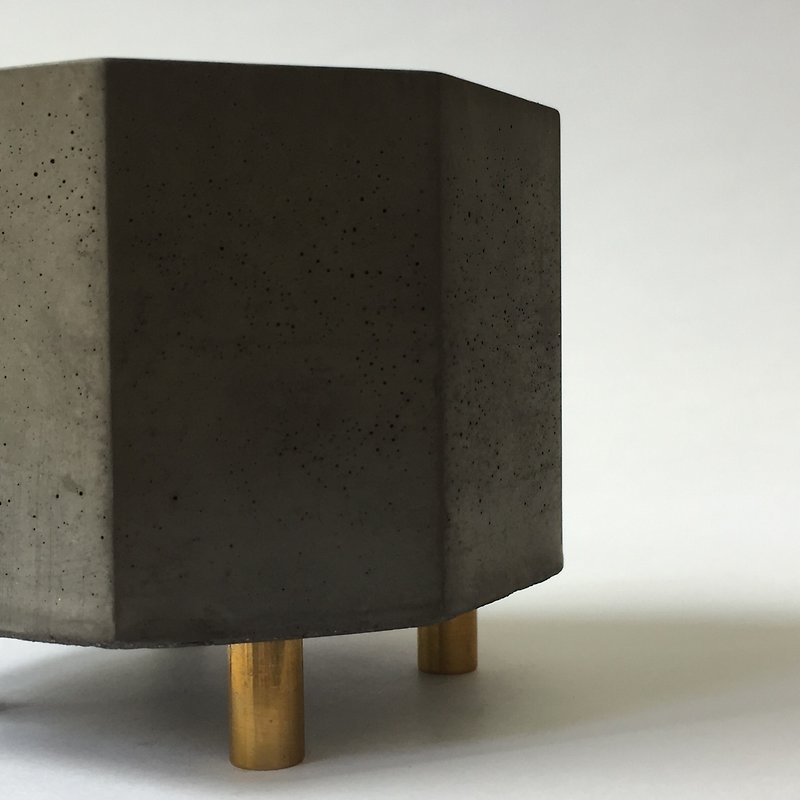 FENEN -Black Concrete Multi-use Pot with brass legs –Octagon - น้ำหอม - ปูน สีดำ