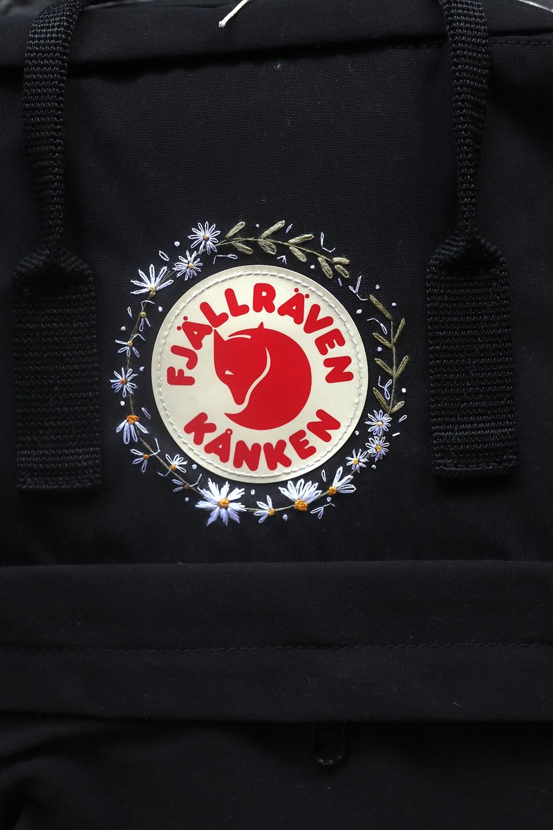 客製化禮物-野地裡的淡雅白雛菊Kanken全黑色包-手工刺繡設計訂製 - 後背包/背包/書包 - 防水材質 黑色