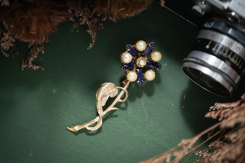 [Old jewelry/Western old items] (defective special offer) VINTAGE dark blue floral vintage brooch - เข็มกลัด - โลหะ สีน้ำเงิน