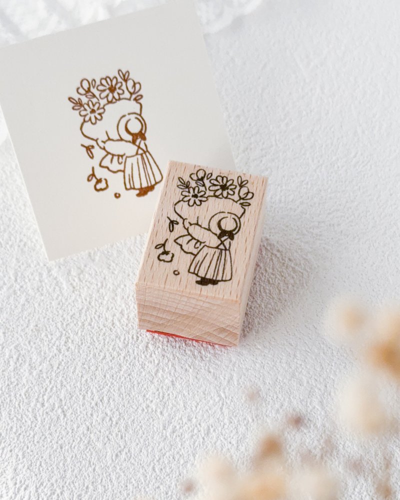 【Pinkoi先行販売】ガーベラの花束と小人の2×3cmラバースタンプ | こころはずむ日々 | 手帳やお手紙にワンポイント - 印章/印台 - 木頭 