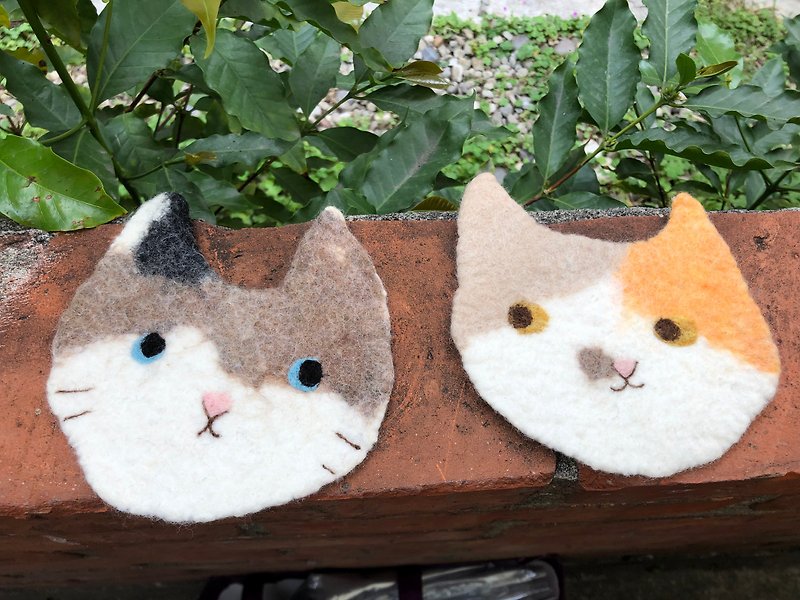 Cat coasters on the table - Coasters - Wool Khaki