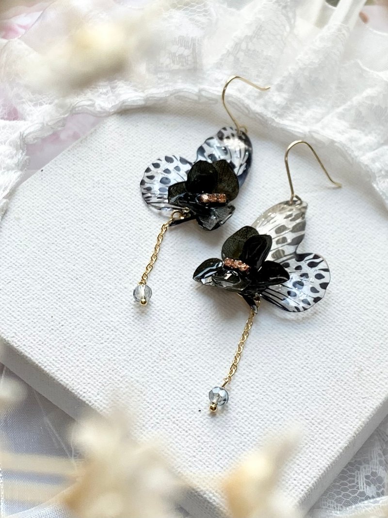 Butterfly with Real flower Black Hydrangea Earrings with Czech stone 18KGP - ต่างหู - พืช/ดอกไม้ สีดำ