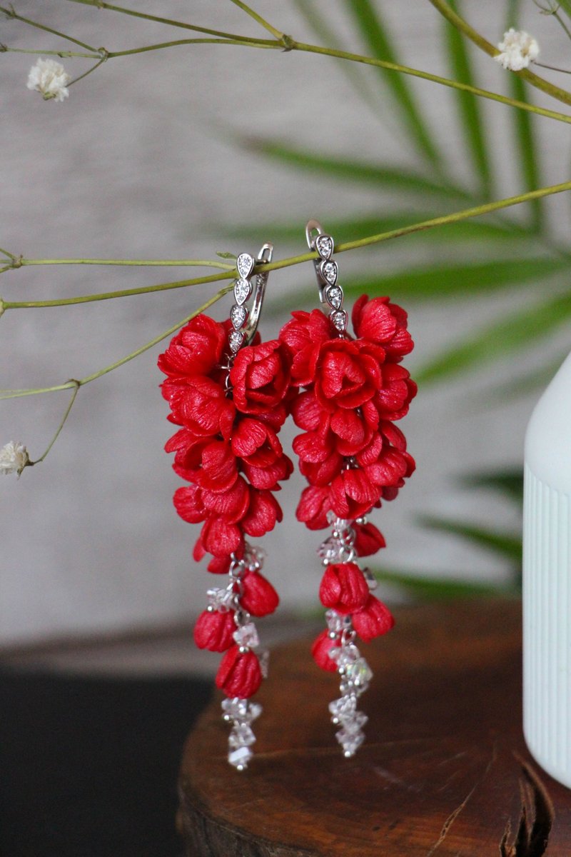 Earrings with red flowers - 耳環/耳夾/耳骨夾 - 黏土 紅色