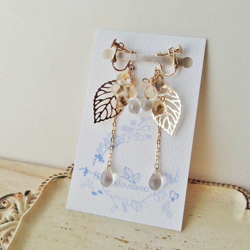 リーフとガラスの雫 イヤリング・ピアス - ピアス・イヤリング - ガラス ゴールド