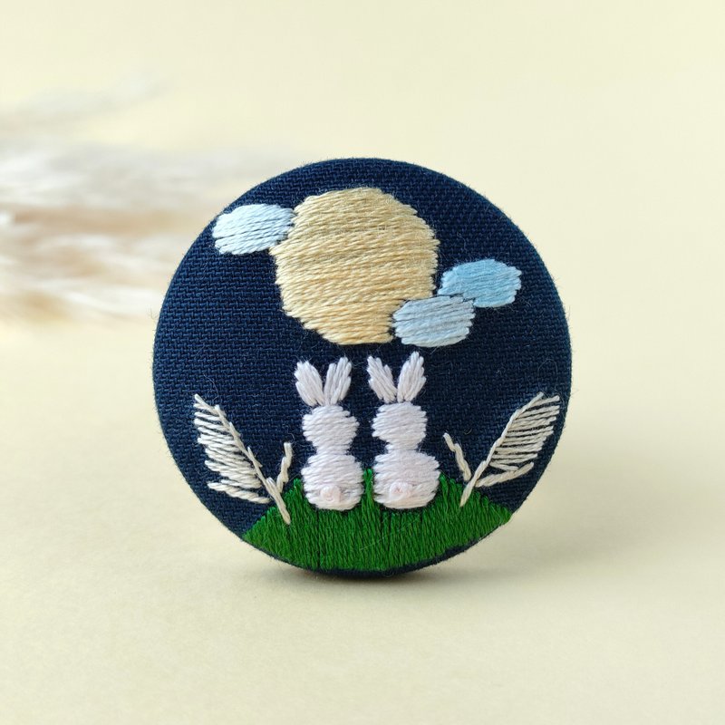 お月見うさぎの刺繍ブローチ　中秋節 - 胸針 - 棉．麻 黃色
