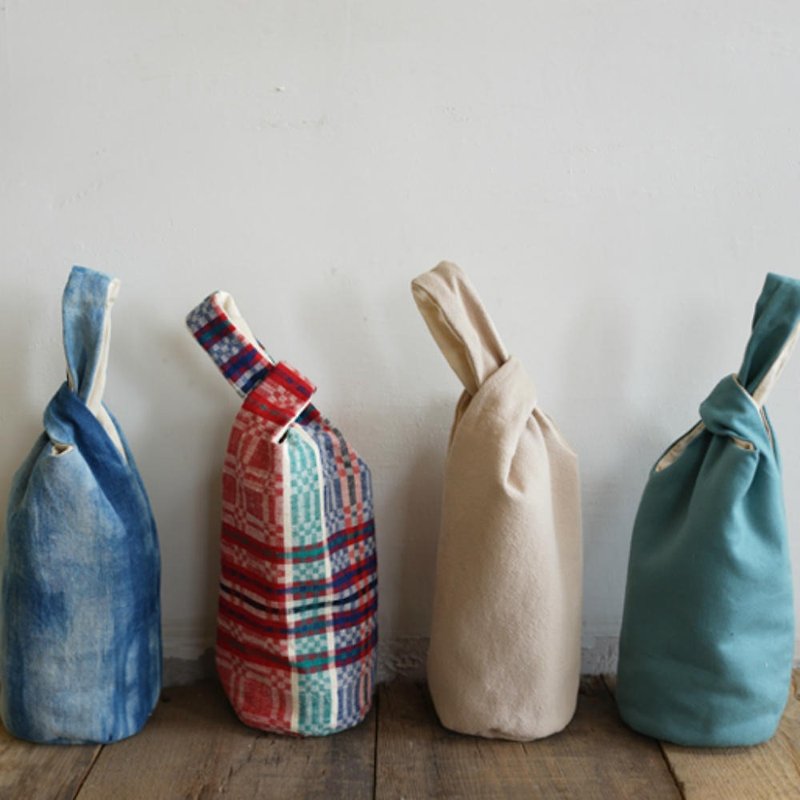 Blue dyed woven fabric color grid beverage bag quilted winter insulation water bottle bag water cup cover accompanying hand bag - ถุงใส่กระติกนำ้ - ผ้าฝ้าย/ผ้าลินิน หลากหลายสี