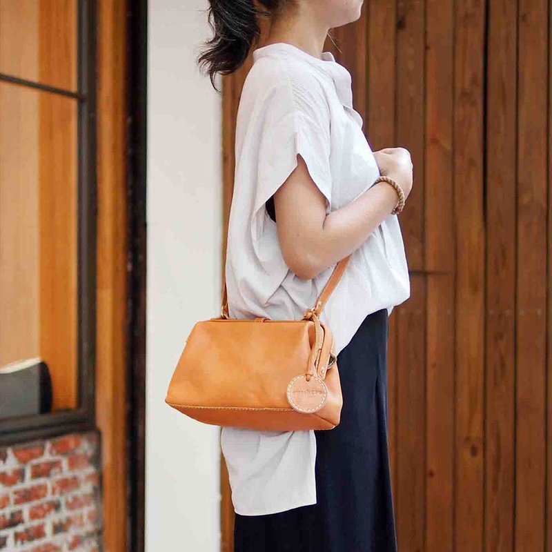 Japanese elegant hand-dyed cowhide doctor bag Made by Fes Japan - กระเป๋าแมสเซนเจอร์ - หนังแท้ 