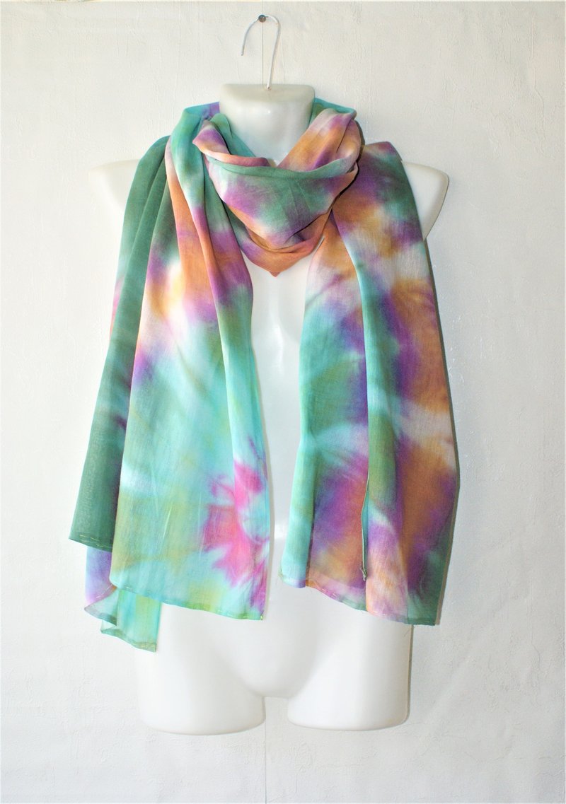 Hand dyed cotton scarf. Green long scarf. Large tie dye scarf. Handmade gift - 絲巾 - 棉．麻 綠色