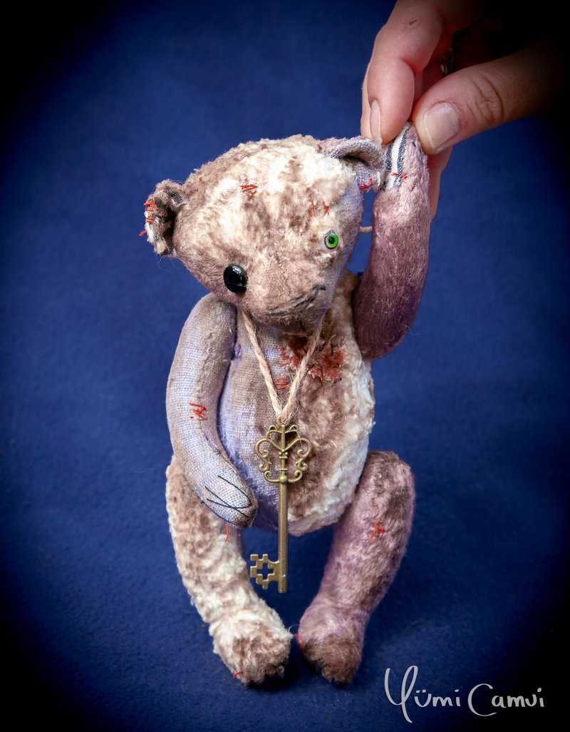 Creepy distressed teddy bear - ตุ๊กตา - วัสดุอื่นๆ 