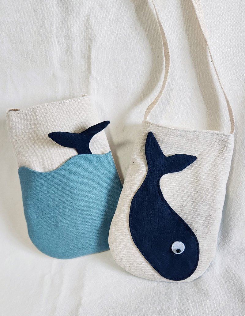 Flip Whale Cell Phone Bag - เคส/ซองมือถือ - ผ้าฝ้าย/ผ้าลินิน 