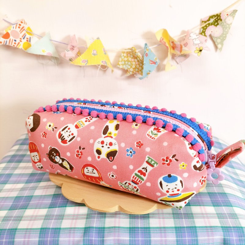 昭和風懷舊玩具胖胖包 化妝包 收納包 筆袋 招財貓 達摩 木芥子 - 化妝袋/收納袋 - 棉．麻 