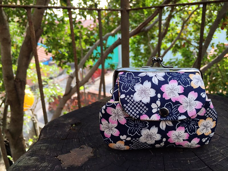 Japan full of cherry blossom pocket bags - กระเป๋าสตางค์ - ผ้าฝ้าย/ผ้าลินิน สีน้ำเงิน
