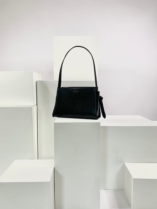 PACHA 'Venus' Leather shoulder bag in Black
