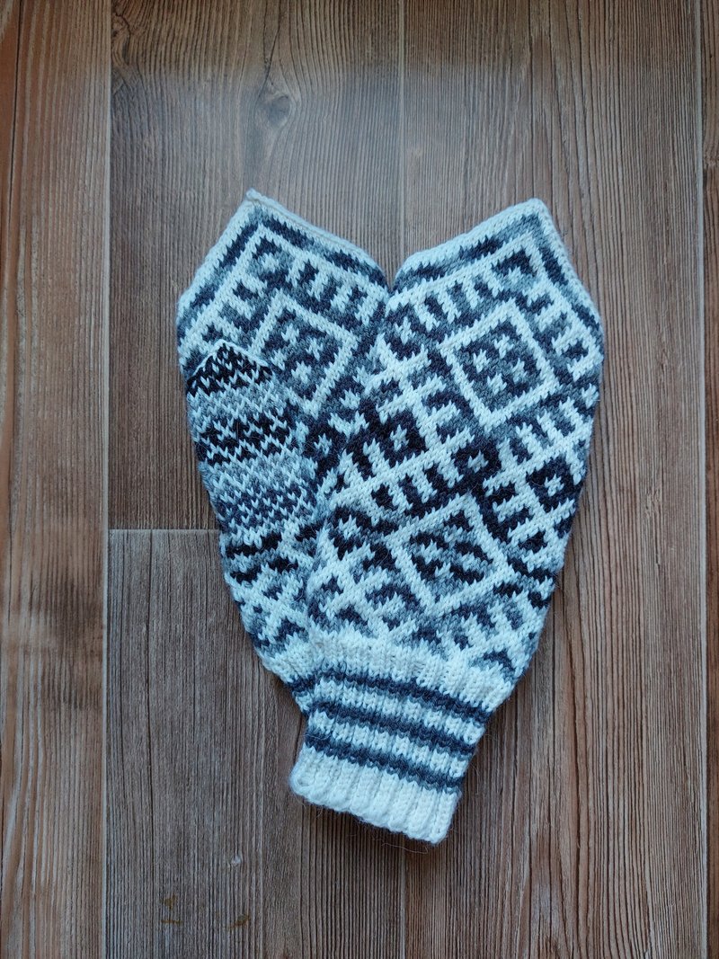 Women's hand-knitted wool mittens are very warm with a pattern - ถุงมือ - ขนแกะ สีเทา