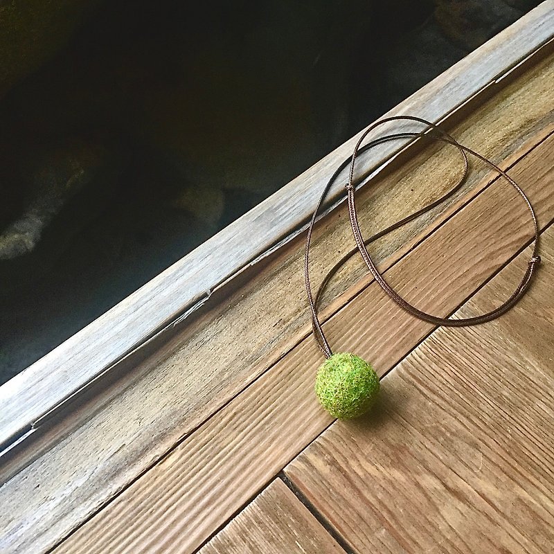 mini kokedama necklace - สร้อยคอ - ไม้ สีเขียว