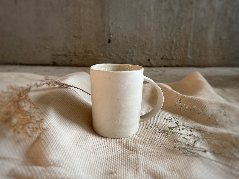 White porcelain frosting on the table/earth touch large handle mug - ถ้วย - เครื่องลายคราม ขาว
