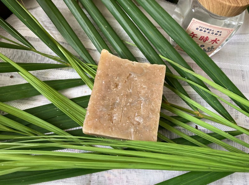 午時水艾絨平安皂/無棕櫚油//鐵砧山午時水/皮膚乾燥/安定人心/ - 其他 - 其他材質 金色