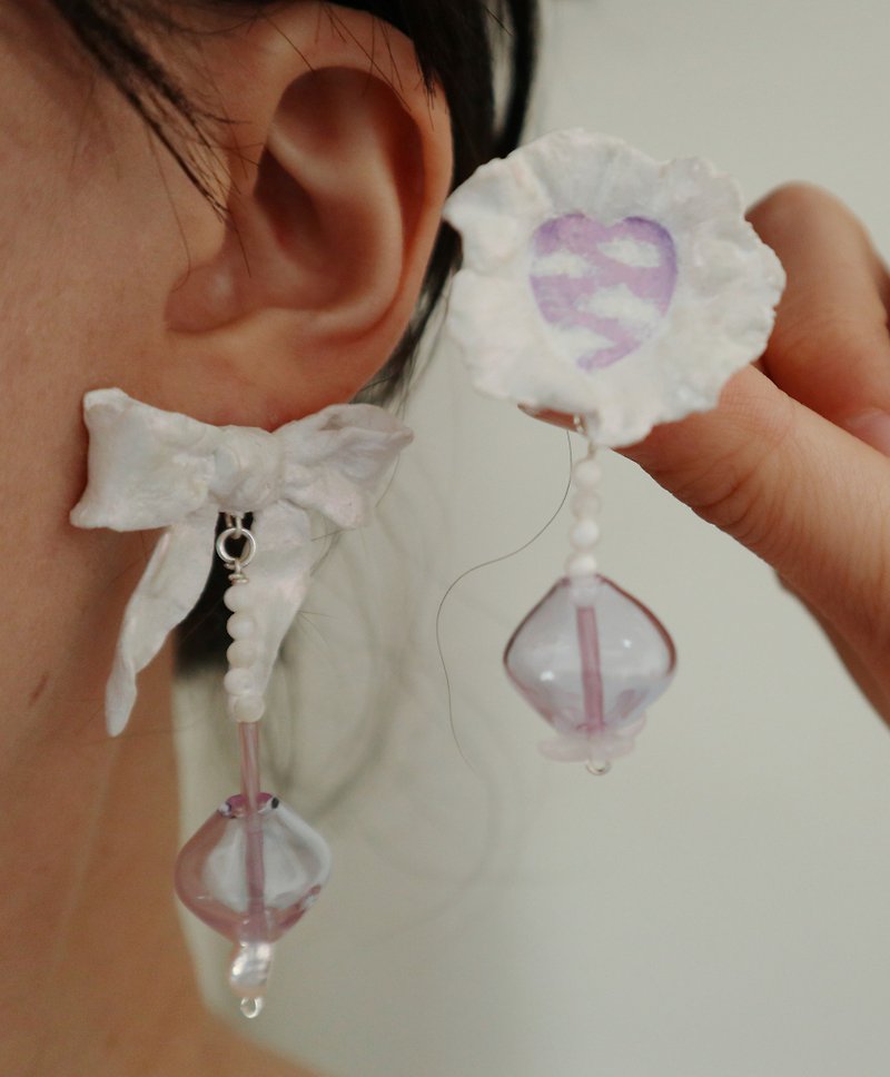 Classic bow original hand-made asymmetric ab personalized earrings earrings ear clips - ต่างหู - วัสดุอื่นๆ ขาว