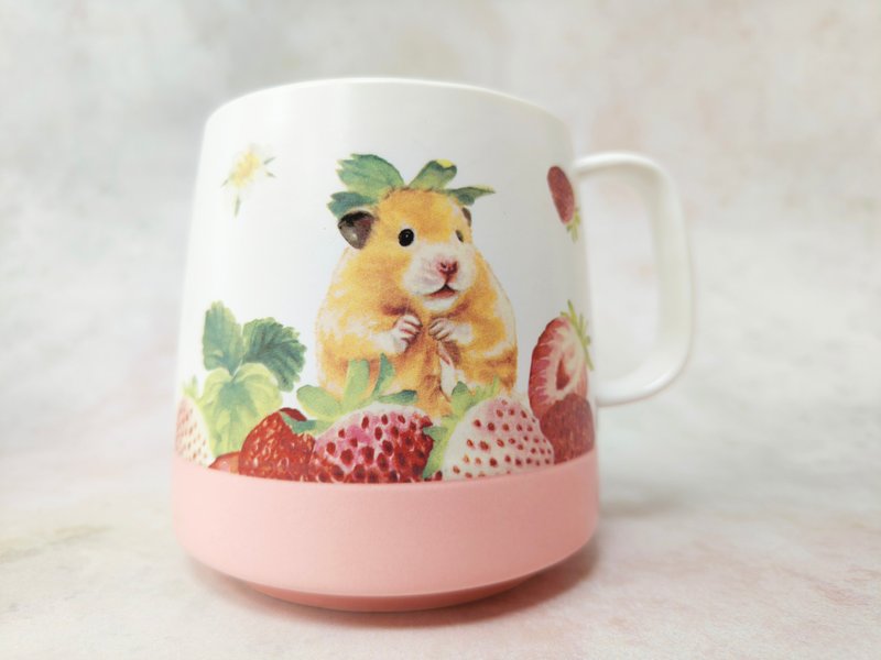 Collaborating Illustration Artist-Qiu Qian Watercolor Animal Milk Cup-Strawberry Mouse Ceramic Mug - Mugs - Pottery Multicolor