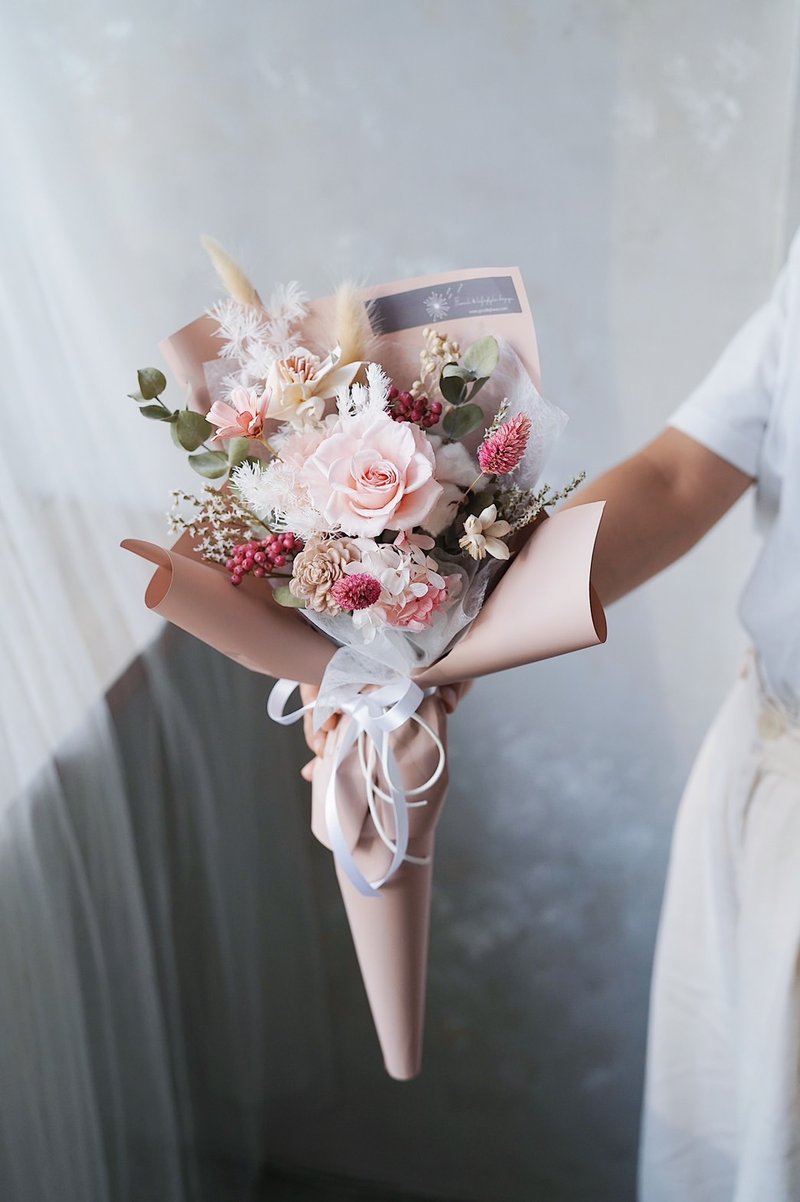 【GOODLILY flower】Pale pink preserved rose bouquet ( M ) - ช่อดอกไม้แห้ง - พืช/ดอกไม้ สึชมพู