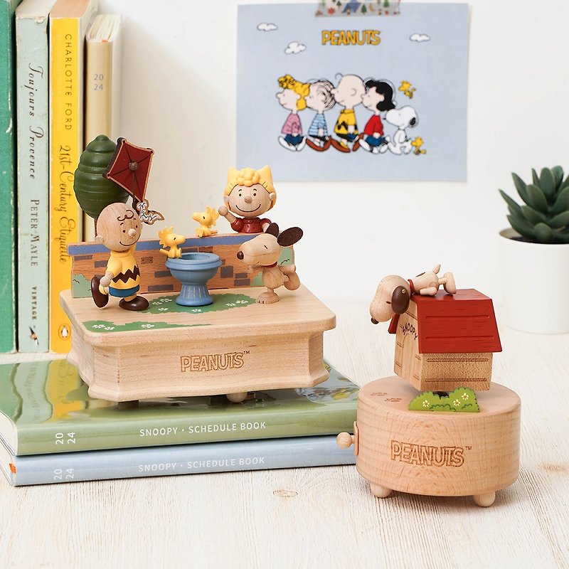 【Peanuts】 Snoopy Dog House Jumping Music Box / Snoopy Park Swaying Music Box - Items for Display - Wood Multicolor