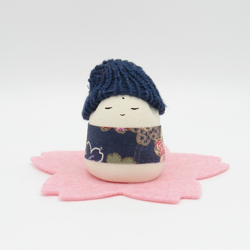 手作り陶人形　お花の敷物付きお地蔵さま - 擺飾/家飾品 - 陶 卡其色