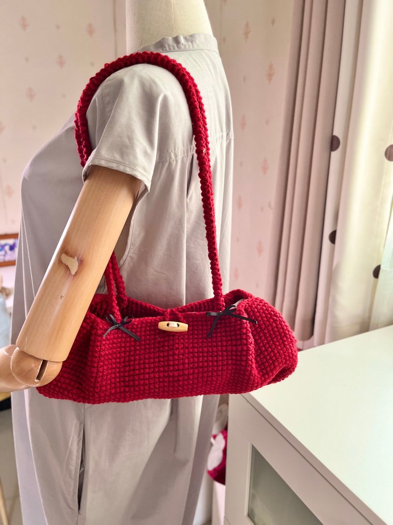 Red Horn Button Pengpeng Woven Bag - กระเป๋าแมสเซนเจอร์ - วัสดุอื่นๆ สีแดง