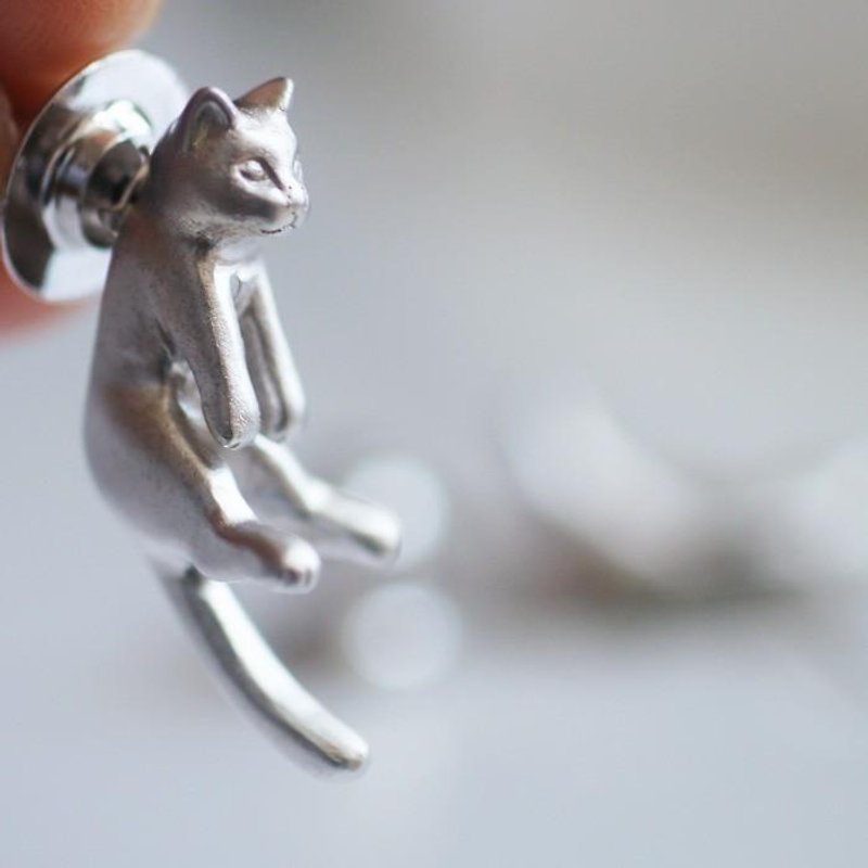 Cat pin brooch Gris (Silver) - เข็มกลัด - โลหะ สีเงิน
