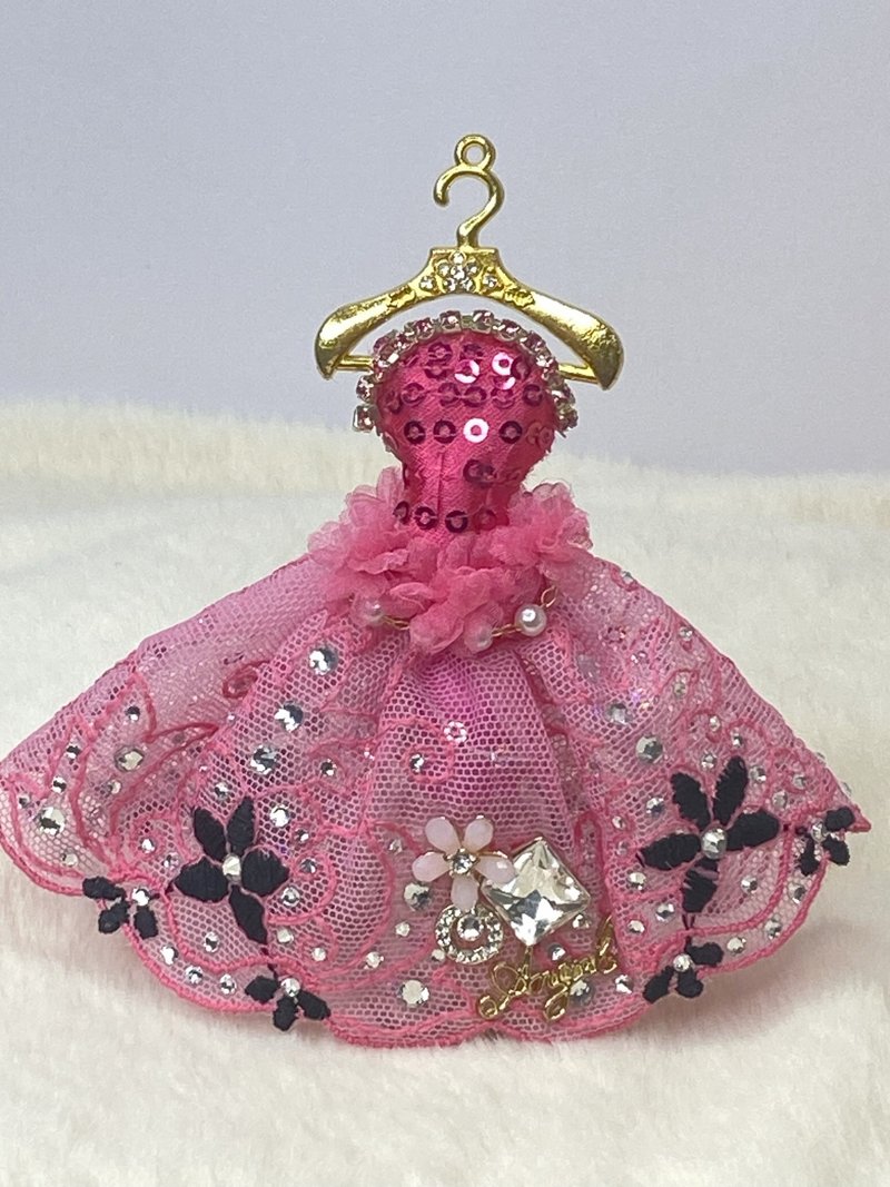 Xincheng handmade-exquisite Peach rhinestone dress keychain - Keychains - Other Materials 