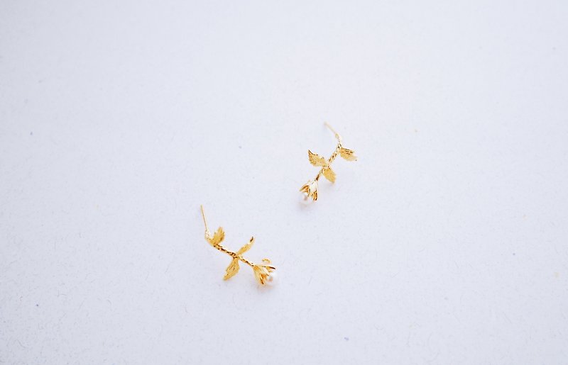 Foot-three-dimensional flower inlaid crystal pearl earrings - ต่างหู - โลหะ สีทอง