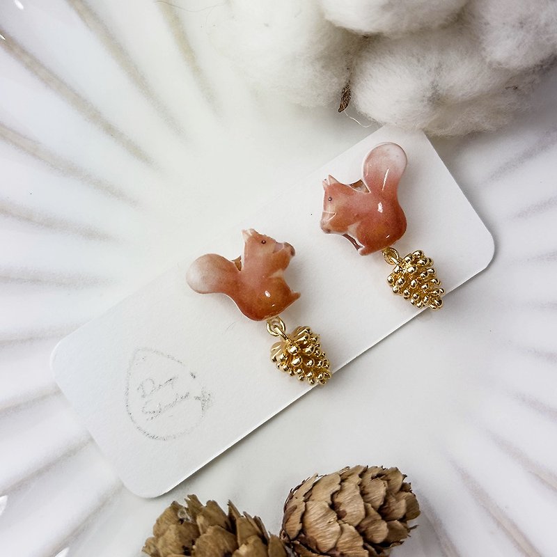 Little squirrel pinecone gold pendant earrings/ Clip-On/ear pins - ต่างหู - พืช/ดอกไม้ สีนำ้ตาล