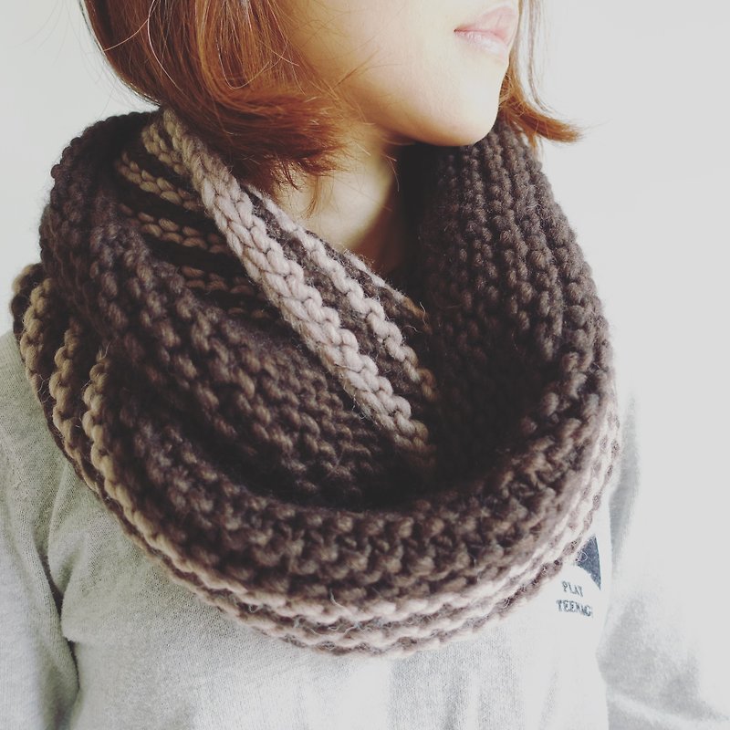 Thick lines around the two laps around the adult-sized hand-knit neck - Scarves - Wool Brown