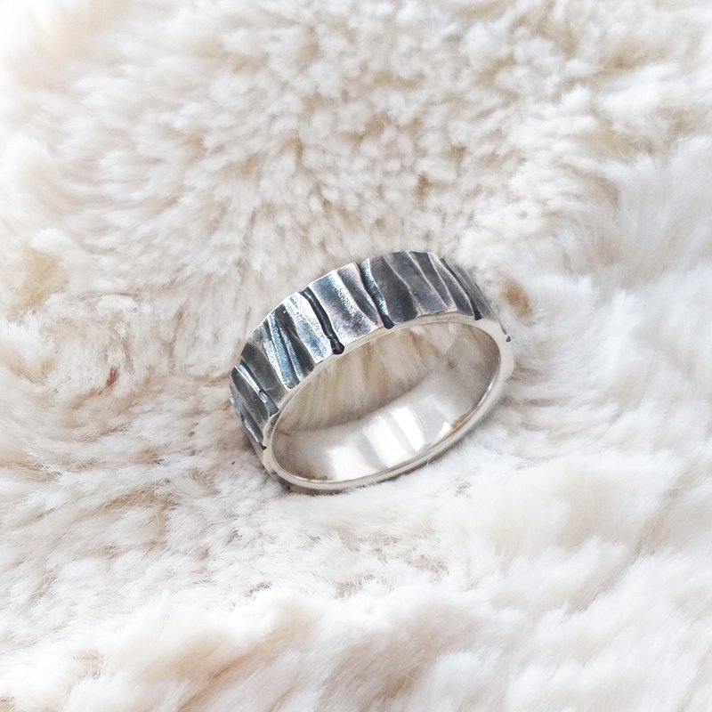Hammered Ring.Chiseled Ring.Faceted Ring.Textured Mens Ring.Rustic Wedding Band. - 戒指 - 純銀 銀色