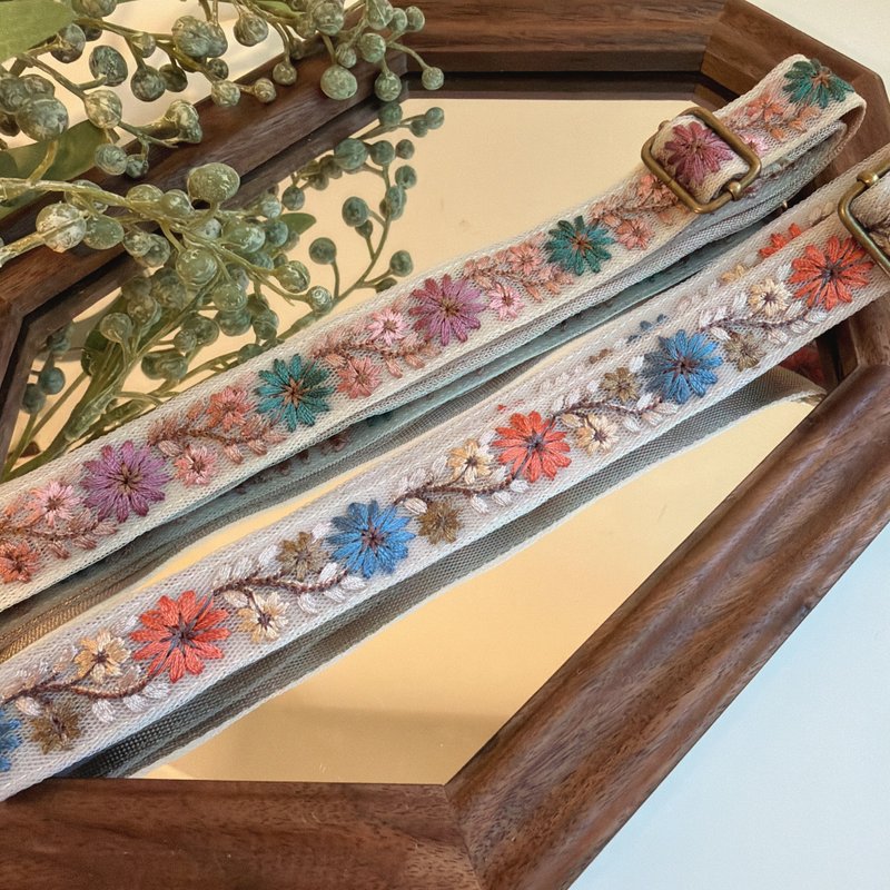 小雛菊  刺繡手機背帶 可調節背帶 好煩小姐 - 手機配件 - 其他人造纖維 多色