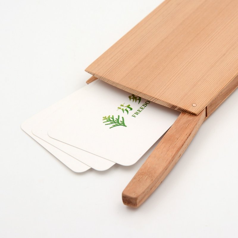 Taiwan cypress magnetic business card case | Use wooden texture business card holder to make the impression extra, solid wood card case - ที่เก็บนามบัตร - ไม้ สีทอง