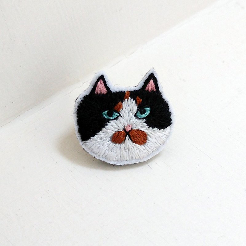 (With stitch teaching video) Cat&#39;s emoji badge embroidery DIY kit-firm eyes