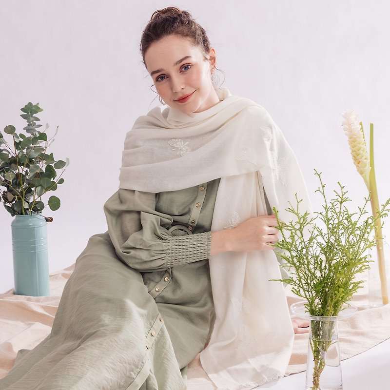[Light Luxury] Iris Ballet Butterfly Beaded Lace Embroidery Pure Cashmere Cashmere Scarf - Cream - Knit Scarves & Wraps - Other Materials White
