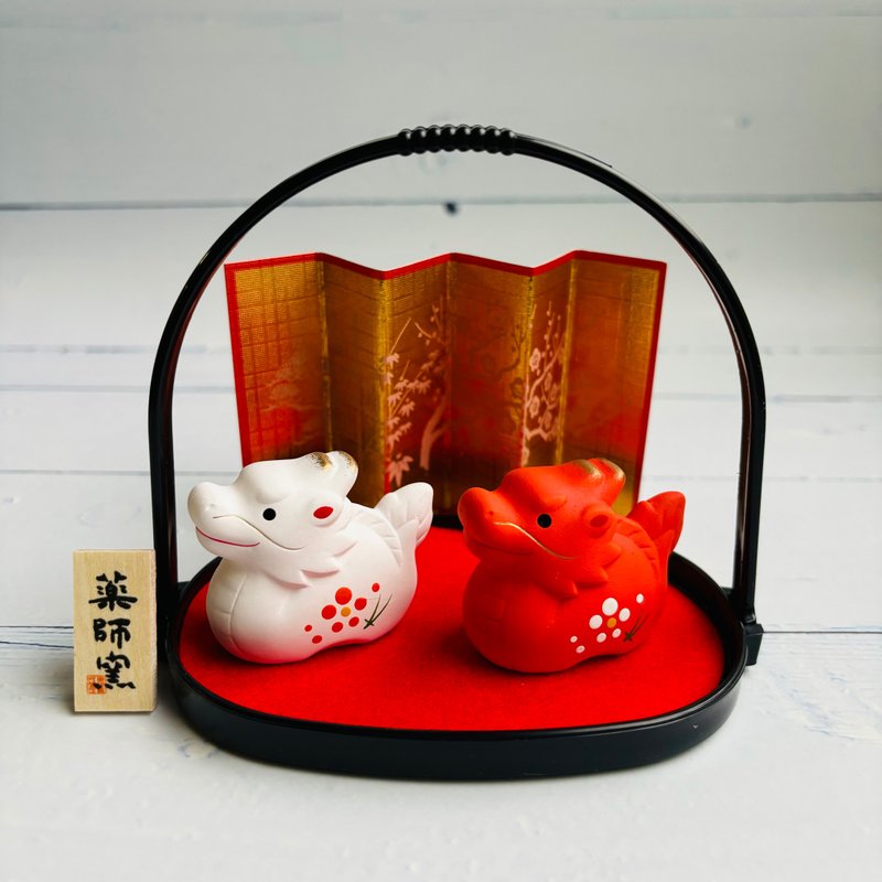 Jincai attracts fortune and dragon - red and white (small) with basket - the mascot of the Year of the Dragon attracts wealth and good luck - ของวางตกแต่ง - ดินเผา 