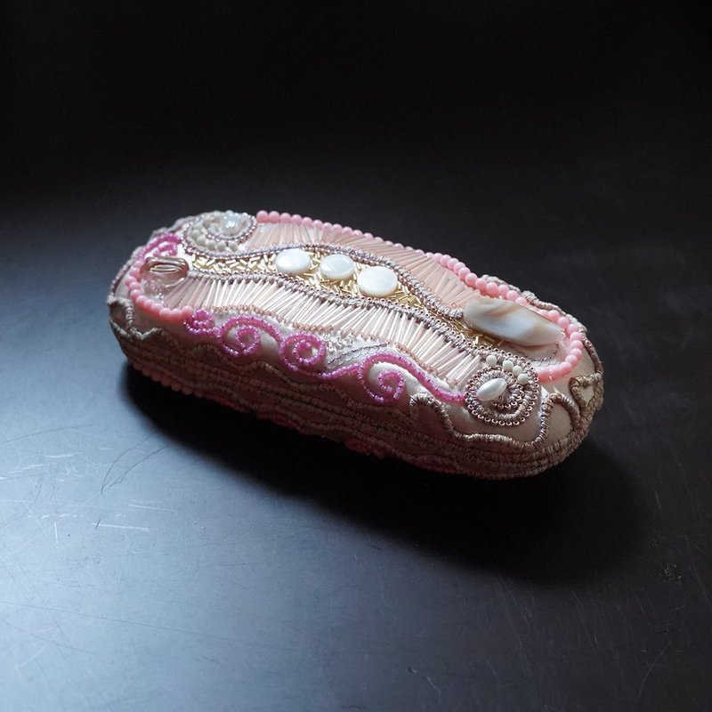 Glasses case with bead embroidery, hard case, double-sided embroidery, pink satin - กล่องแว่น - วัสดุอื่นๆ สึชมพู