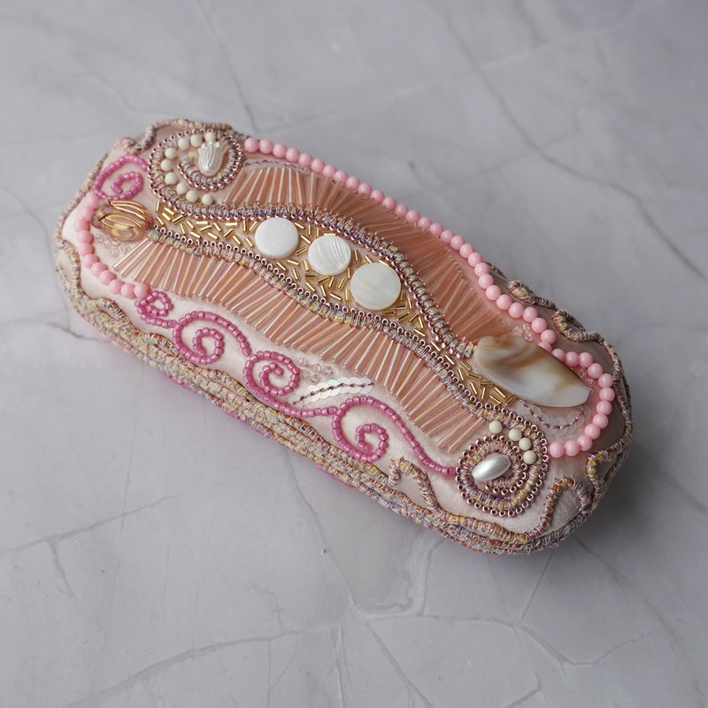 ビーズ刺繍のハードタイプ眼鏡ケース 両面刺繍 ピンク×サテン 手刺繍の一点物 特別なギフトに最適なアート作品 - 眼鏡盒/眼鏡布 - 其他材質 粉紅色