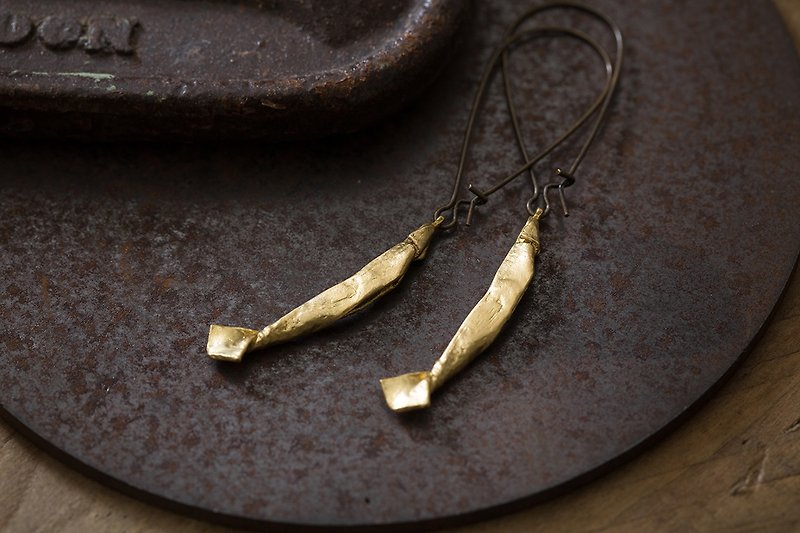 Small hand-off learning Origamini Bronze fishing Earring Fishing Earrings Brass - ต่างหู - โลหะ สีทอง