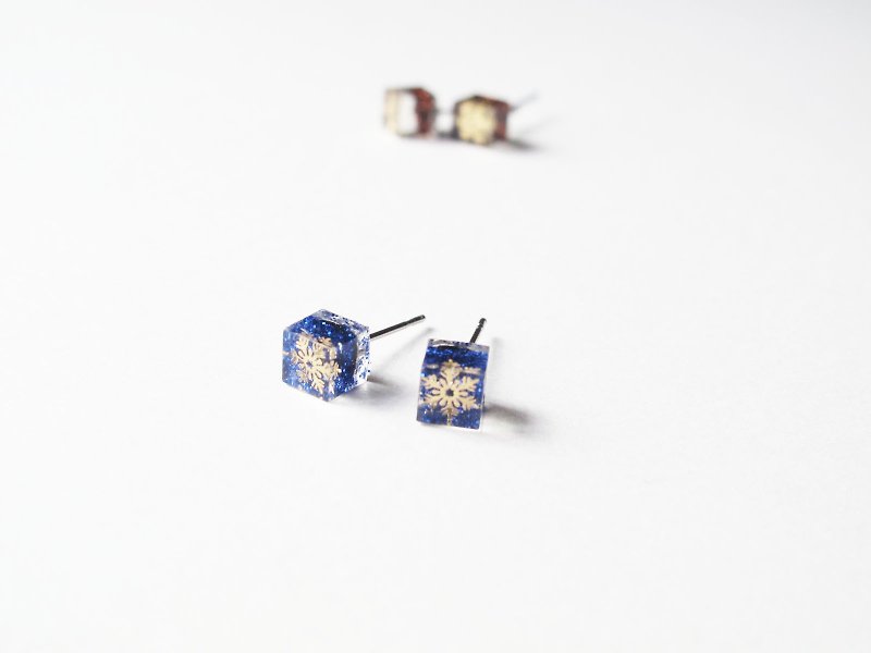 ＊Rosy Garden＊Golden snow flakes with glitter inside square shape resin earrings (2 colors) - Chokers - Glass Multicolor
